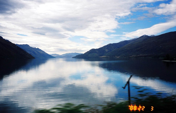 01 The Wakatipu lake seen before entering Queenstown