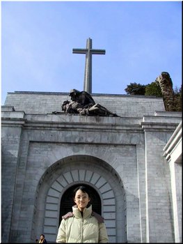07---2_7_Valle de Los Caidos --- 03 Meimei in front of the monument.jpg