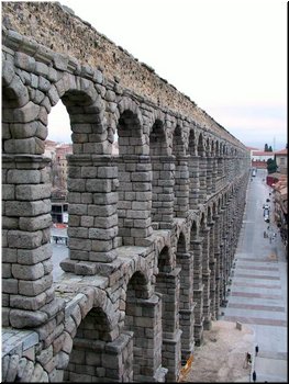 09---2_7_Segovia - aqueduct --- 02 A lateral view.JPG