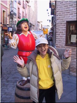 14---2_8_Toledo - downtown --- 10 Meimei imitating a statue.JPG