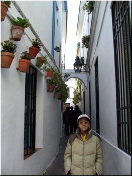 18---2_9_Cordoba - Flower Street --- 01 Meimei in a typical lane of Cordoba.JPG