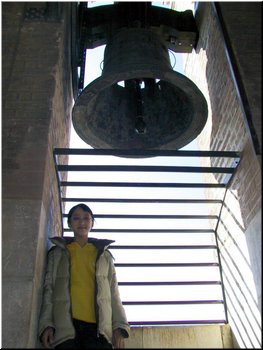 20---2_9_Seville Cathedral - tower --- 04 Meimei on the top of the tower under a big bell.JPG