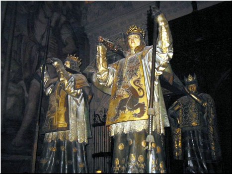 21-2_9_Seville Cathedral-13 Kings and queens raising coffin of Columbus (courtesy of Dr. Lan).JPG