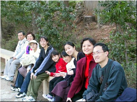 28---2_10_Alhambra - Generalife Garden --- 12 What a happy tour group.jpg