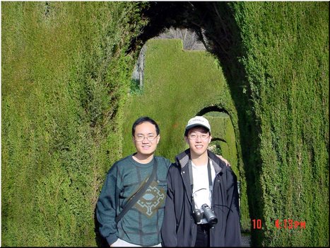 28---2_10_Alhambra-Generalife Garden-09 Prof. Chang & Hsin-Mu (courtesy of Prof. Chang).jpg