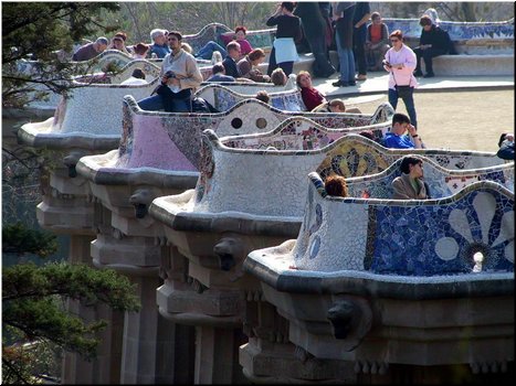 32---2_11_Guell Park -part A --- 09 Chairs with wave-shaped curves.JPG