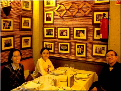 36---2_11_Sea Food Restaurant --- 02 Happy time in enjoying the sea food dishes.jpg