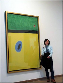 38---2_12_Foundation Joan Miro --- 08 Mama in front of a simple painting.jpg