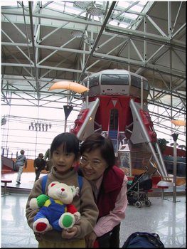 41---2_13&14_Way back --- 02 Playing in the Frankfurt airport.jpg