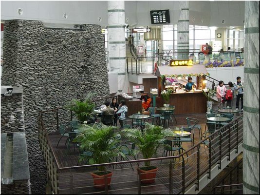 04 A coffee shop in the airport.jpg