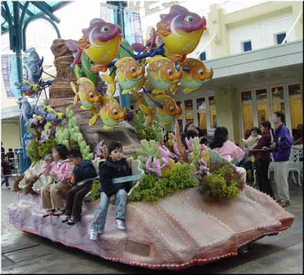 03-02-01 A beautiful fastooned vehicle in the parade of the garden.jpg