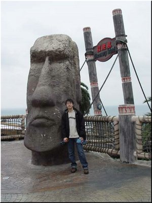 03-08-03 A memento picture of Hsin-Mu in Discovery Island Area.jpg