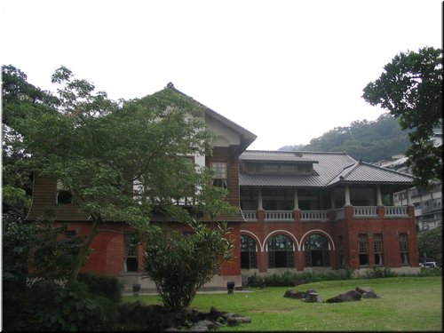 02 A side view of the museum.jpg