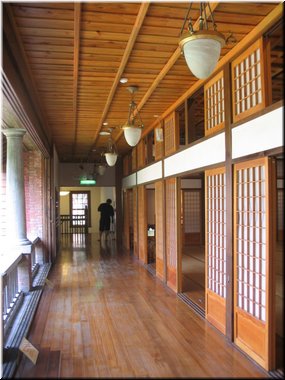 06 Right corridor of the main hall.jpg