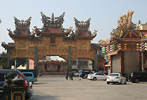 Donglong Temple in Donggang (frontal ceremonial arch)