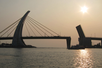 Pulling-back show of Peng Bay Draw Bridge