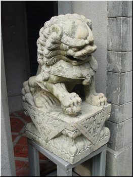 07 A stone lion at the sidewalk.JPG