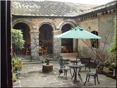 04 The front courtyard where we had coffee.JPG