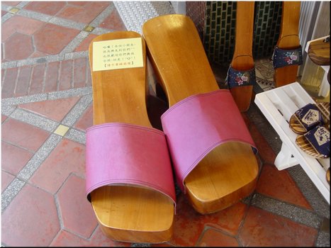 10 Interesting clogs (big ones) in another store (B).JPG