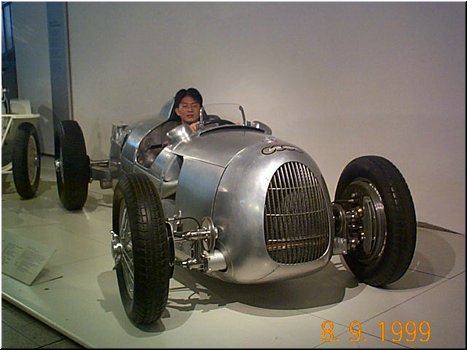 08-09 01 Old time car in Deutsches Museum in Munich, Germany.jpg