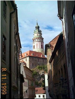 08-11 04 A long lane in Cesky Krumlov, Czech.jpg