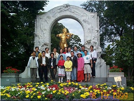 08-15 04 Stadt Park in downtown Vienna, Austria.jpg