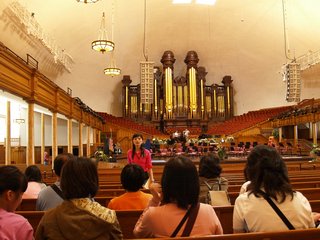 06-02-4 TempleSquare --- a volunteer missionary led us in the visit