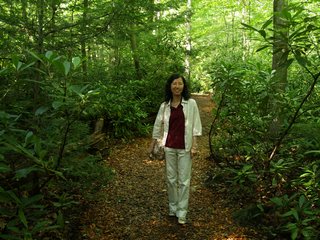 10-03-2 Mamma at a pathway in the garden