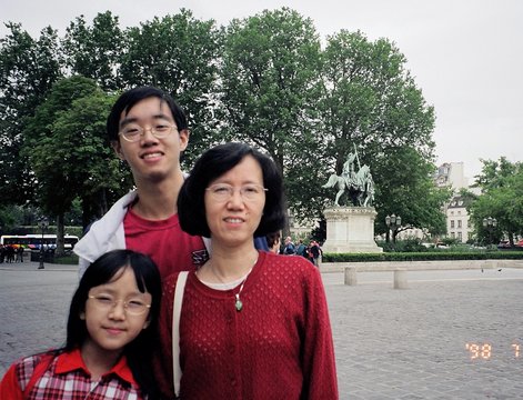 France 1998---D02-02-09 In the front yard of Notre Dame Cathedral.jpg