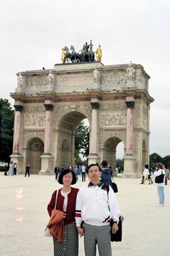 France 1998---D02-05-02 Papa and Mama in front of the arch.jpg