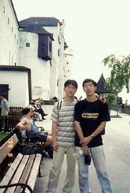 Austria 1999---08-09B 03 Hsin-Mu & Hsin-Han in the fortress of Salizburg.jpg
