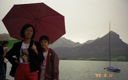 Austria 1999---08-10B 07 Mamma and Meimei in front of Wolfgangsee.jpg