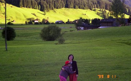 Austria 1999---08-10C 02-04 Mamma & meimei in the wide grass field.jpg