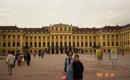 Austria 1999---08-16B 01 Front view of Schonbrunn Palace.jpg