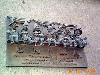 Czech 1999---10-04 15 An interesting sculture on a house wall.jpg