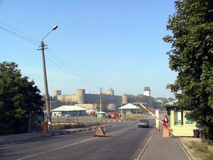 Estonia 2002---D1-01 02 A view of the border of Russia and Estonia which includes two castles, each in one side.jpg