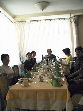 Estonia 2002---D1-01 05 Good lunch atmosphere but hot owing to no air-conditioning for summer time.jpg