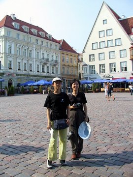 Estonia 2002---D1-02 03 A shot in Town Hall Square, Tallinn, Estonia.jpg