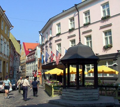 Estonia 2002---D1-02 09 On the way to lunch through lanes with coffee shops A.jpg