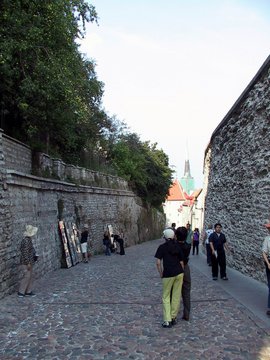 Estonia 2002---D1-03 03 Middle way in the'Long Leg Street' besides the old castle walls.jpg