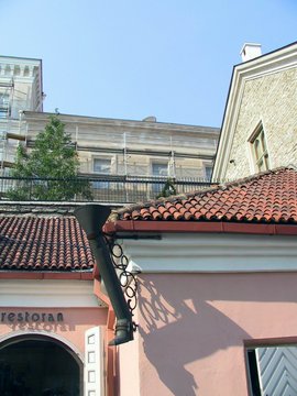 Estonia 2002---D1-03 04 A landmark of the meaning of 'long leg'.jpg