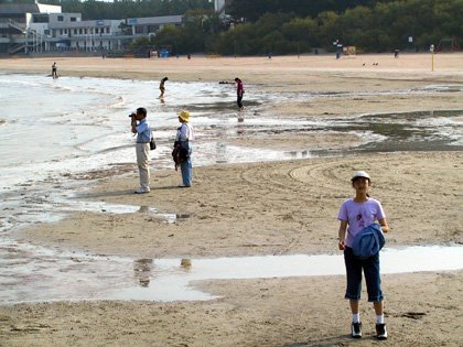 Estonia 2002---D2-01 02 Meimei playing sand.jpg