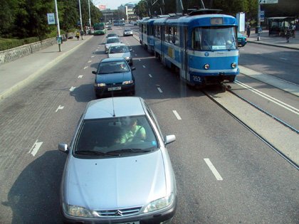 Estonia 2002---D2-03 01 A good perspective shot of an electric bus in a Tallinn street.jpg