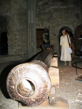 Estonia 2002---D2-04 03 How big the cannon is.jpg