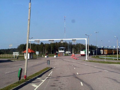 Estonia 2002---D2-06 01 Border of Estonia (nobody checks our leaving into Latvia) .jpg