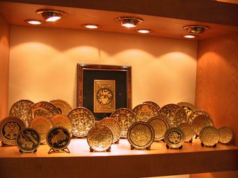 Spain 2002 - 12---2_8_Toledo - Dalmatian Souvenirs --- 06 Shining damascene products A.jpg