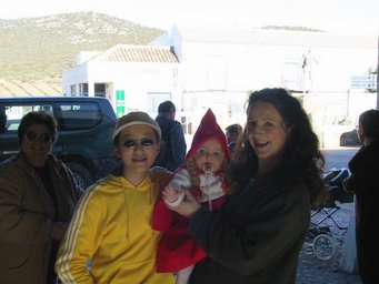 Spain 2002 - 16---2_8_Rest Area & Windmills --- 08 Meimei with a baby and his mother who is the boss of the store.jpg