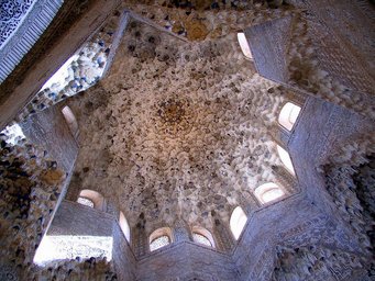 Spain 2002 - 27---2_10_Alhambra - views --- 08 Surprising ceiling decoration like bee hives.jpg