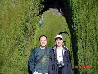 Spain 2002 - 28---2_10_Alhambra - Generalife Garden --- 09 Prof. Chang & Hsin-Mu (courtesy of Prof. Chang).jpg