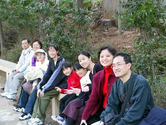 Spain 2002 - 28---2_10_Alhambra - Generalife Garden --- 12 What a happy tour group.jpg